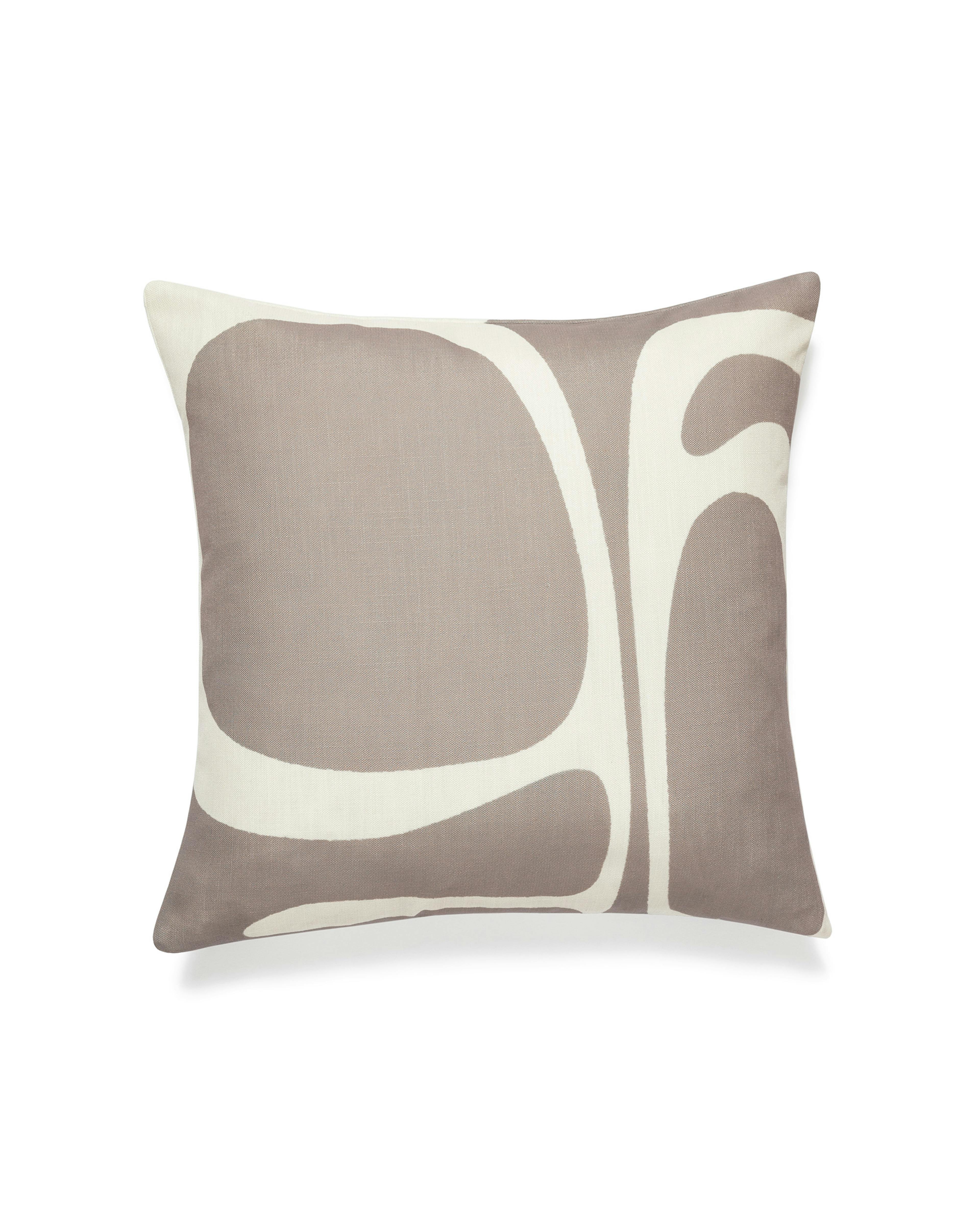 Copricuscino beige con motivi grafici astratti irregolari marroni, design moderno per arredamento casa.