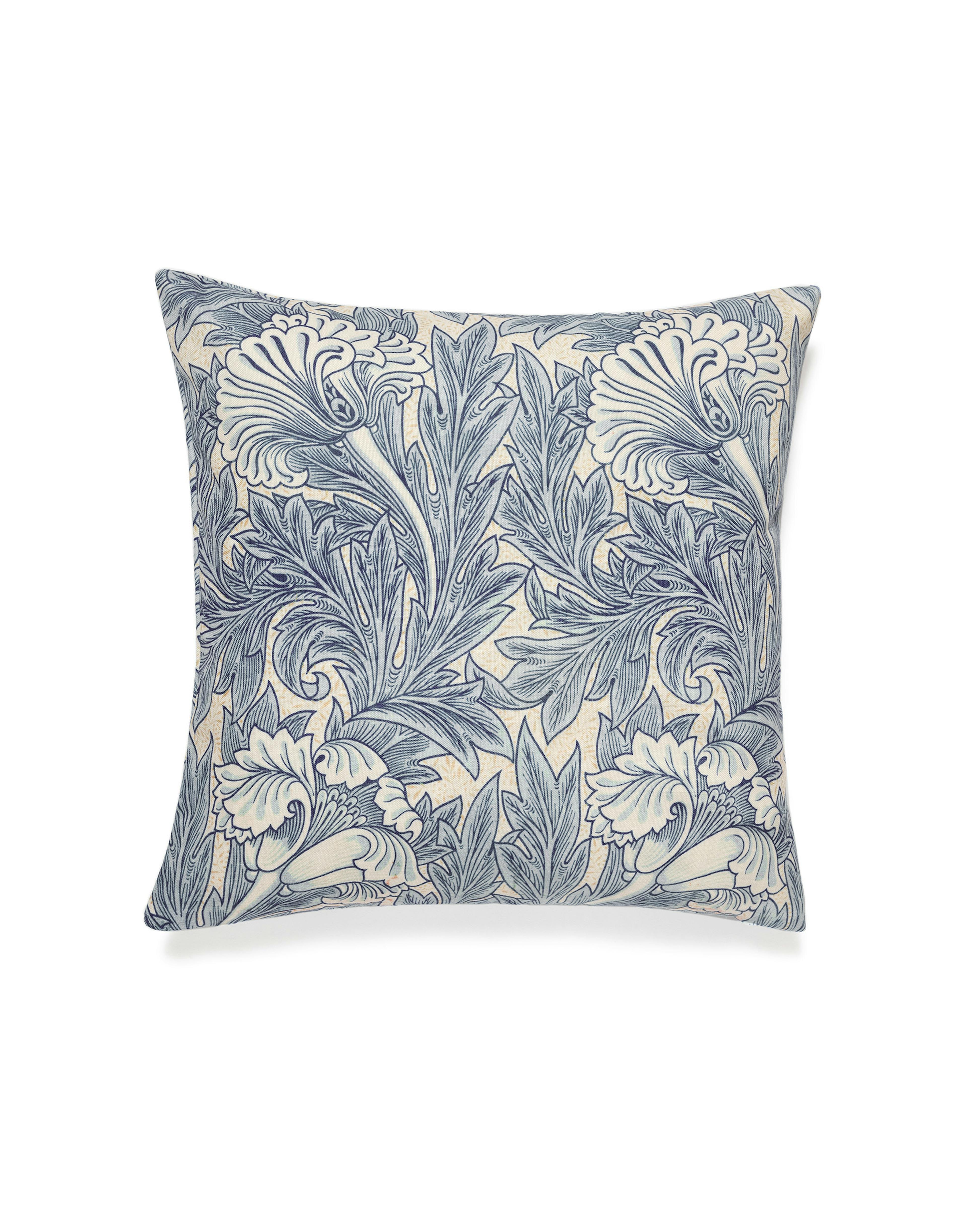 Fodera per cuscino William Morris Tulip Blue, fantasia botanica blu e bianca con tulipani e foglie stilizzate.