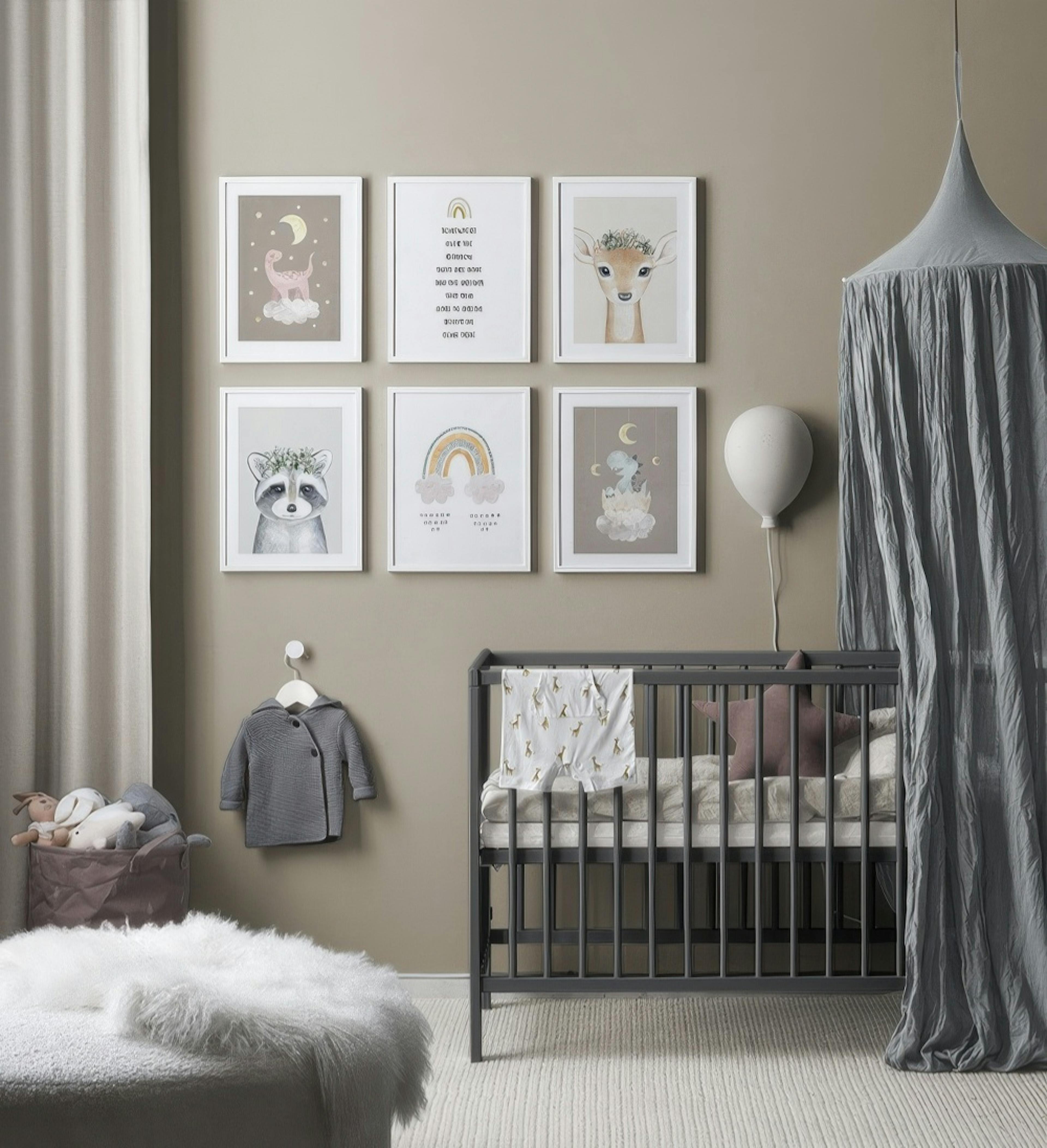 Un mural de cuadros con diseños de animales, dinosaurios y arcoíris en tonos suaves, ideal para un cuarto infantil.