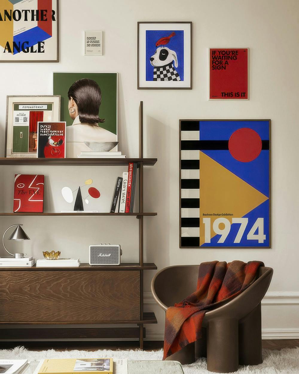 Une décoration murale avec un grand poster bleu et jaune avec un cercle rouge, entouré daffiches et de tableaux variés.