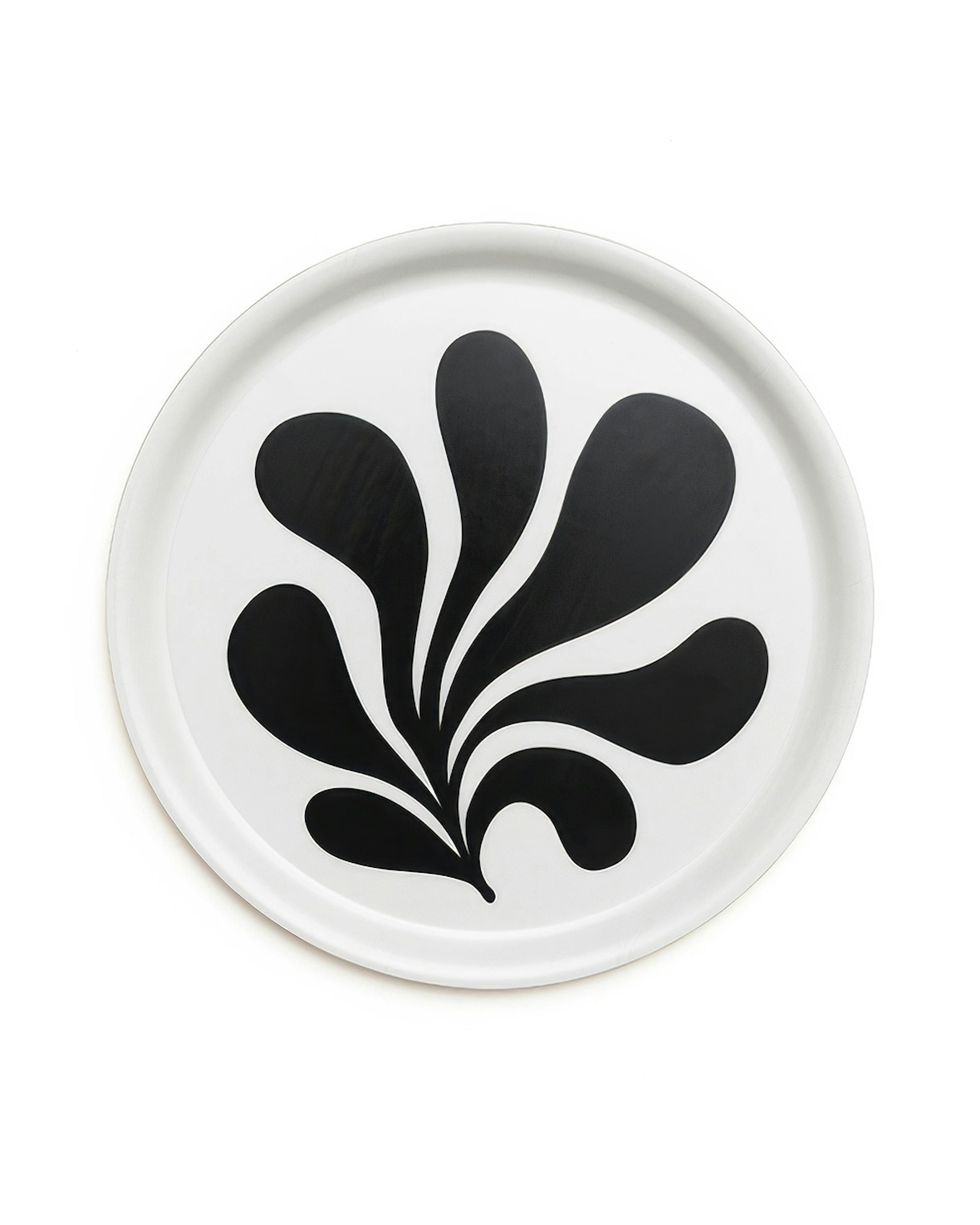 Vassoio rotondo bianco con grande motivo grafico di foglia botanica nera, design elegante per la casa.