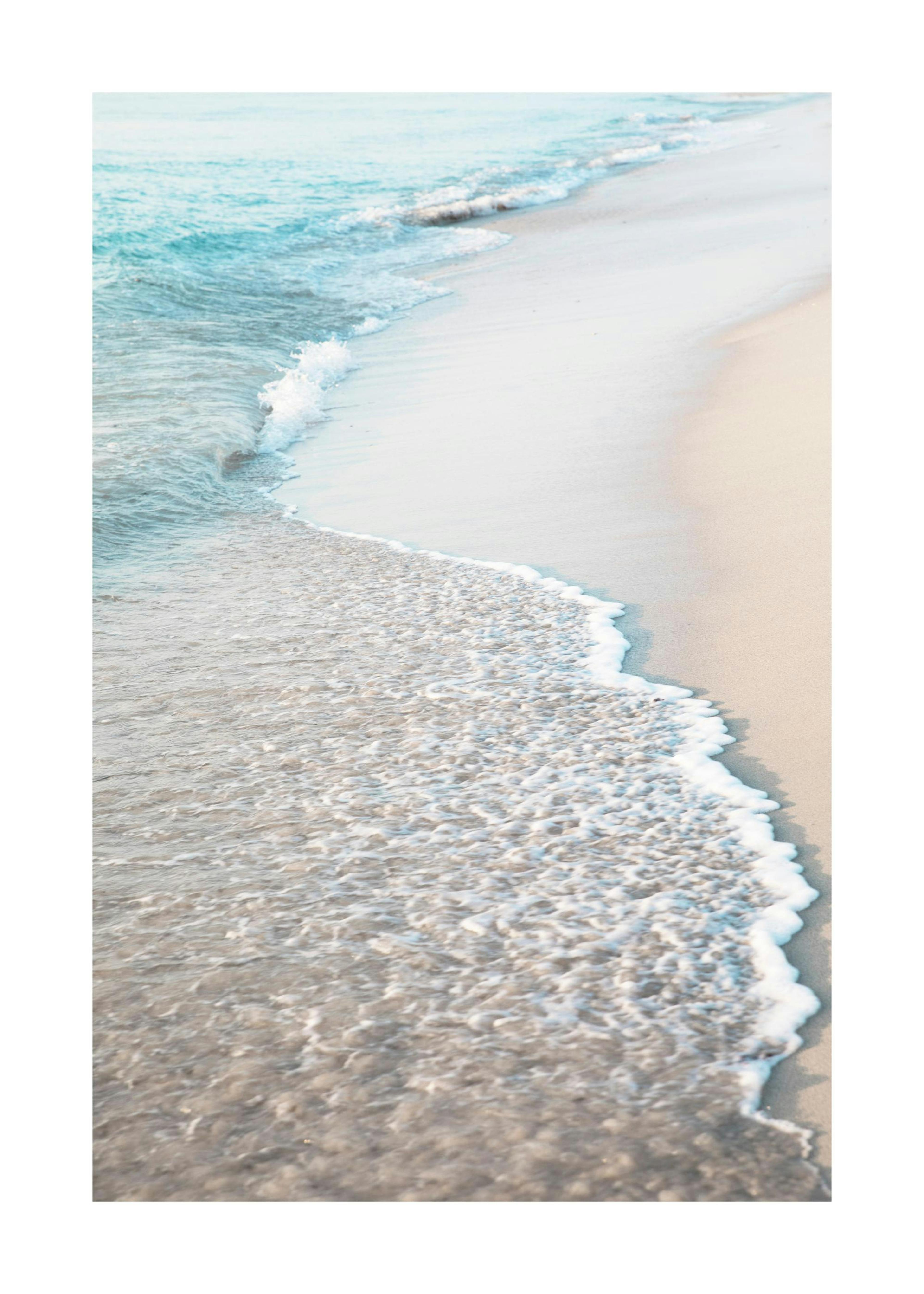 Póster de olas de playa azul, fotografía de olas rompiendo en la orilla de arena clara.