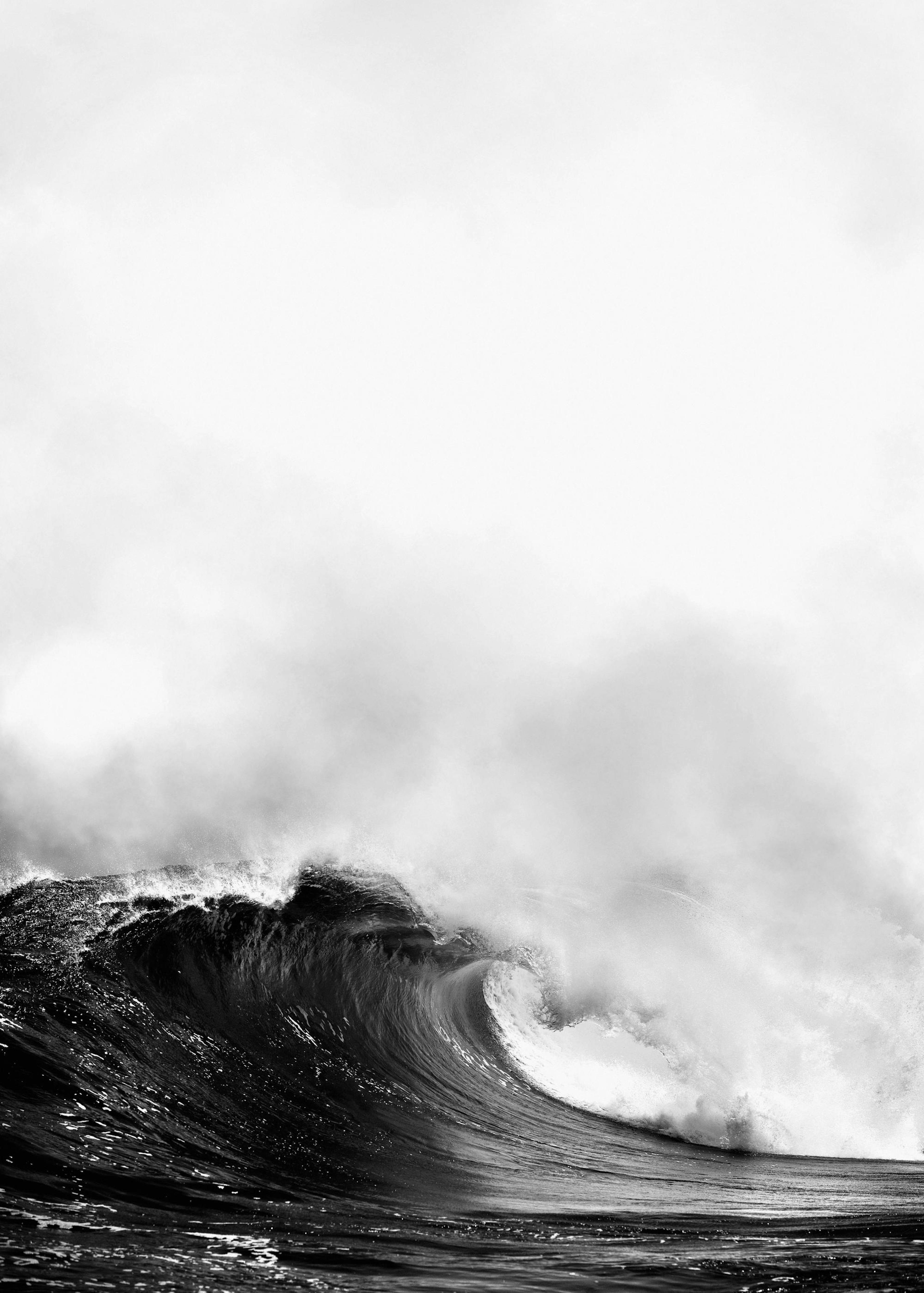 Affiche noir et blanc dune grosse vague marine déferlante avec écume et nuage