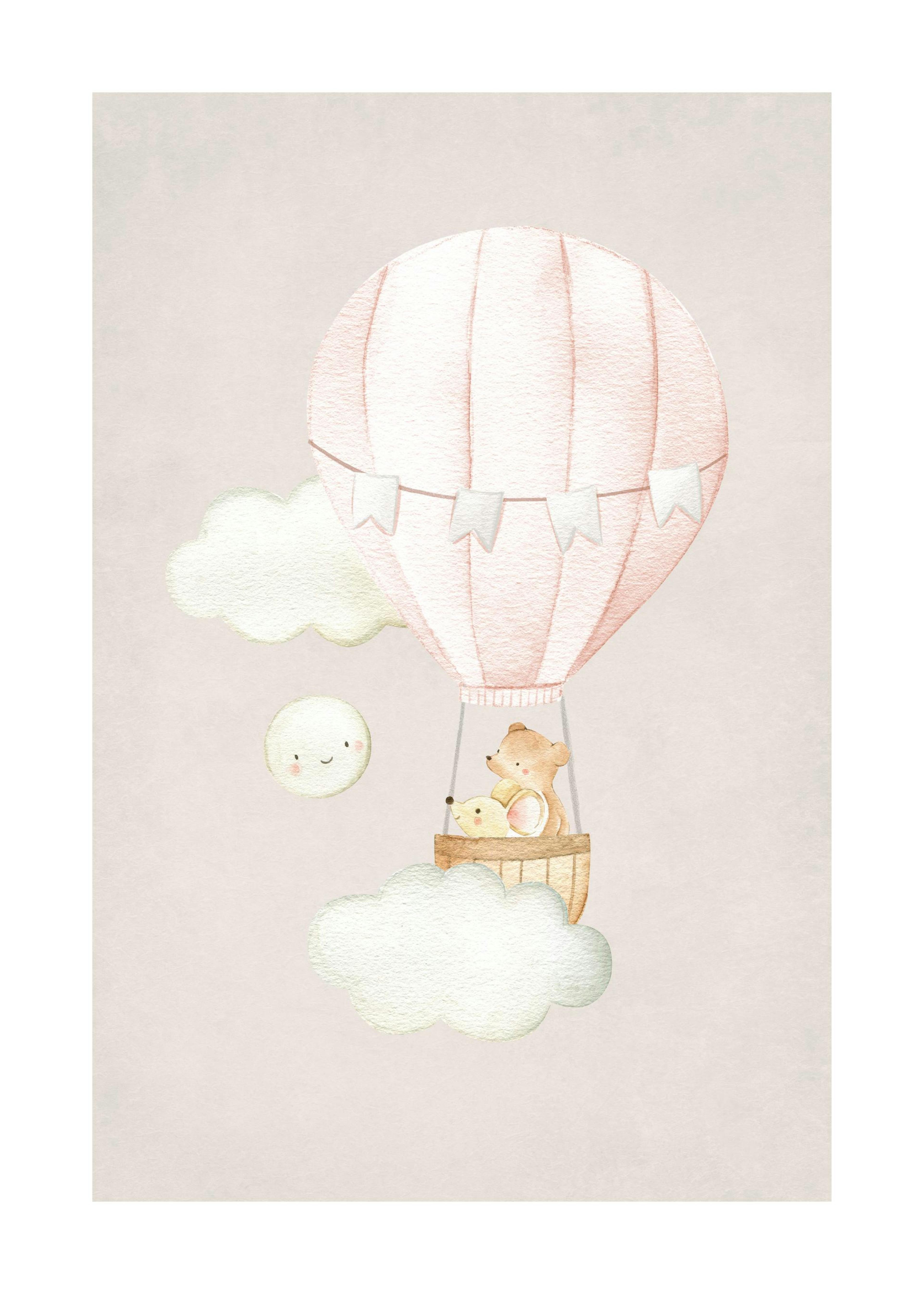 Poster con mongolfiera rosa pastello, orsetto e topolino in cesto, tra nuvole e luna sorridente, stile acquerello per bambini.