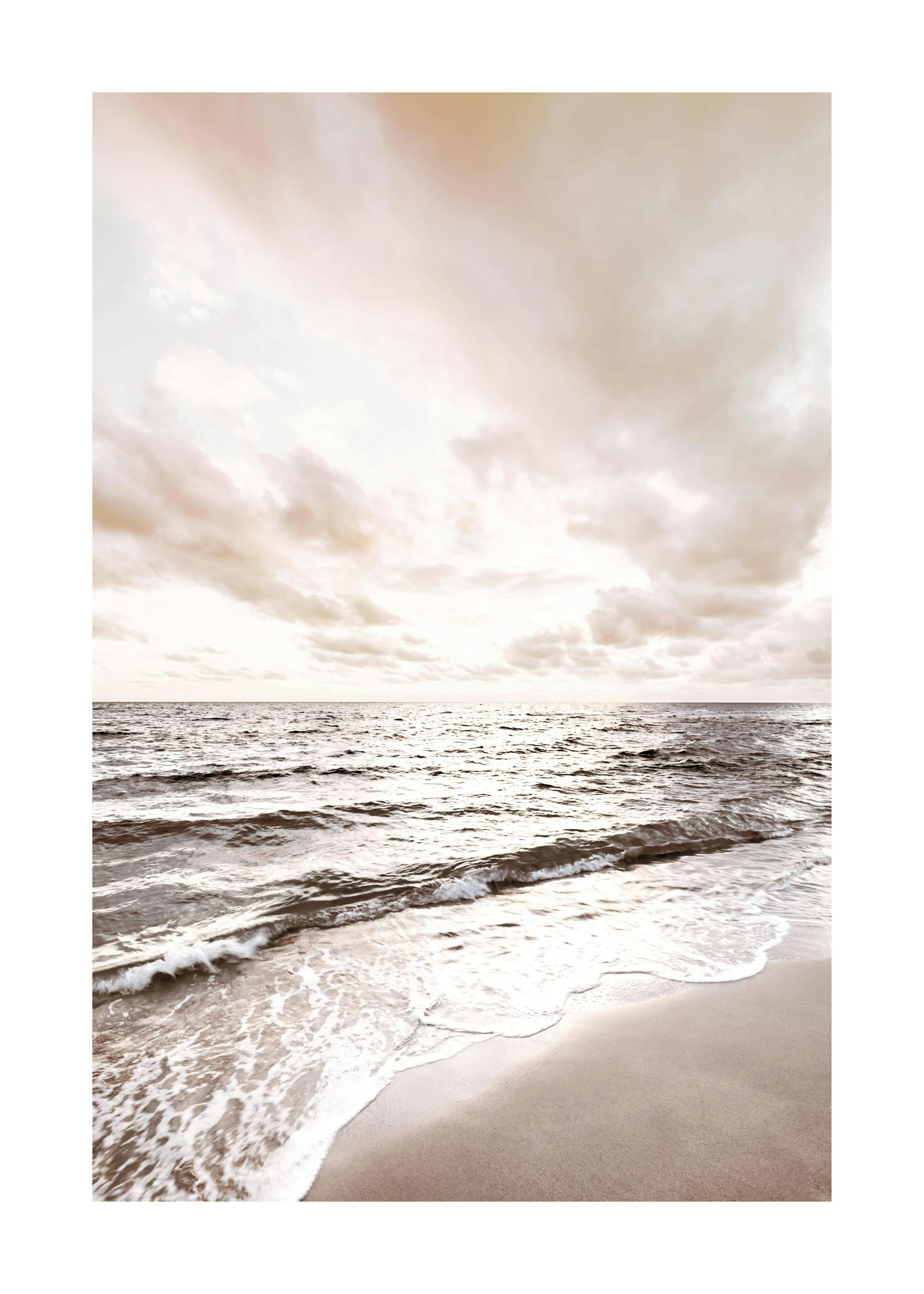 Plagát Calm Waves: fotografia oceánu s vlnami, piesočnatou plážou, oblačnou oblohou. Námorný plagát