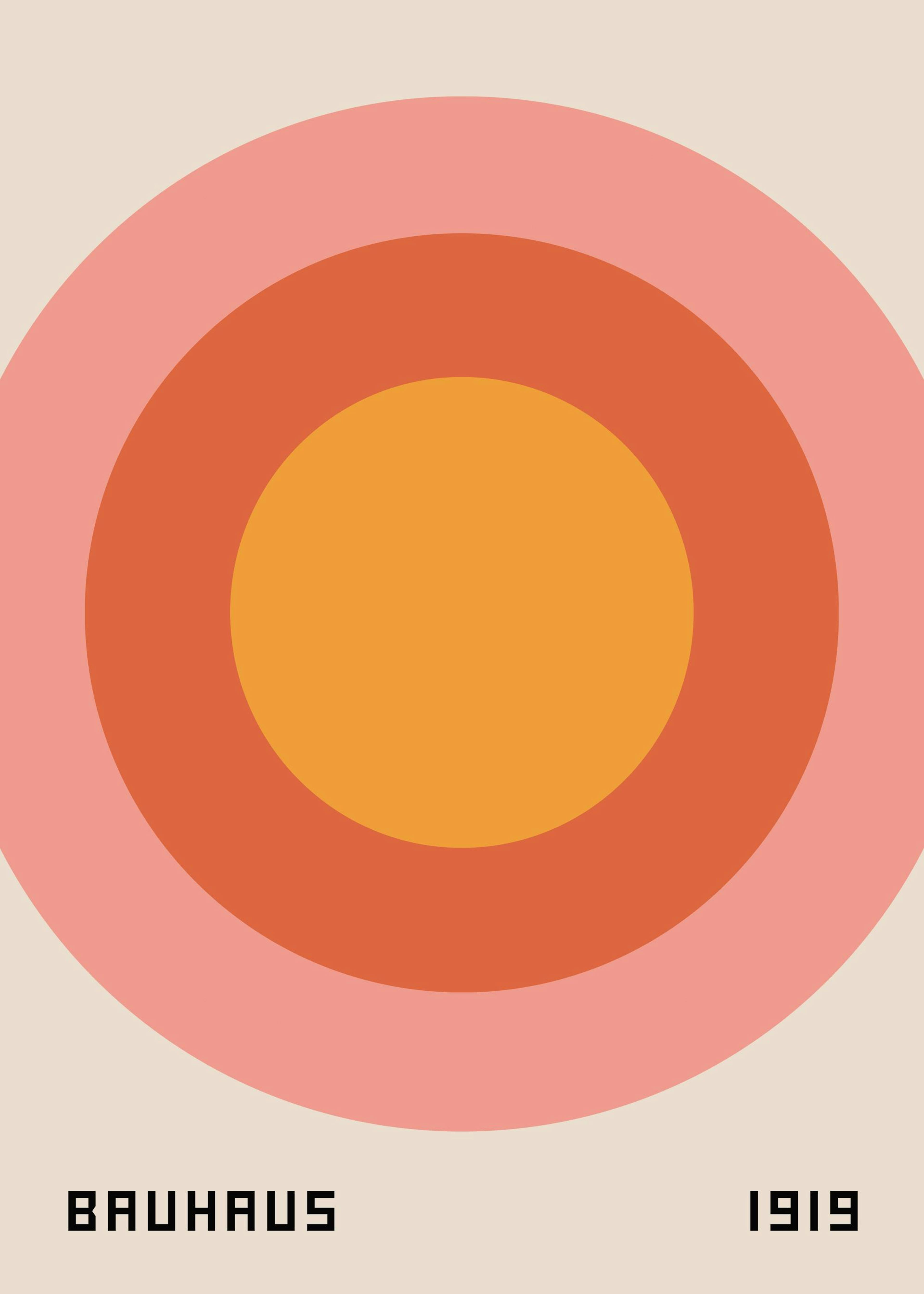 Plakat med Bauhaus-design av konsentriske sirkler i rosa, oransje og gult, henger over et rottingmøbel.