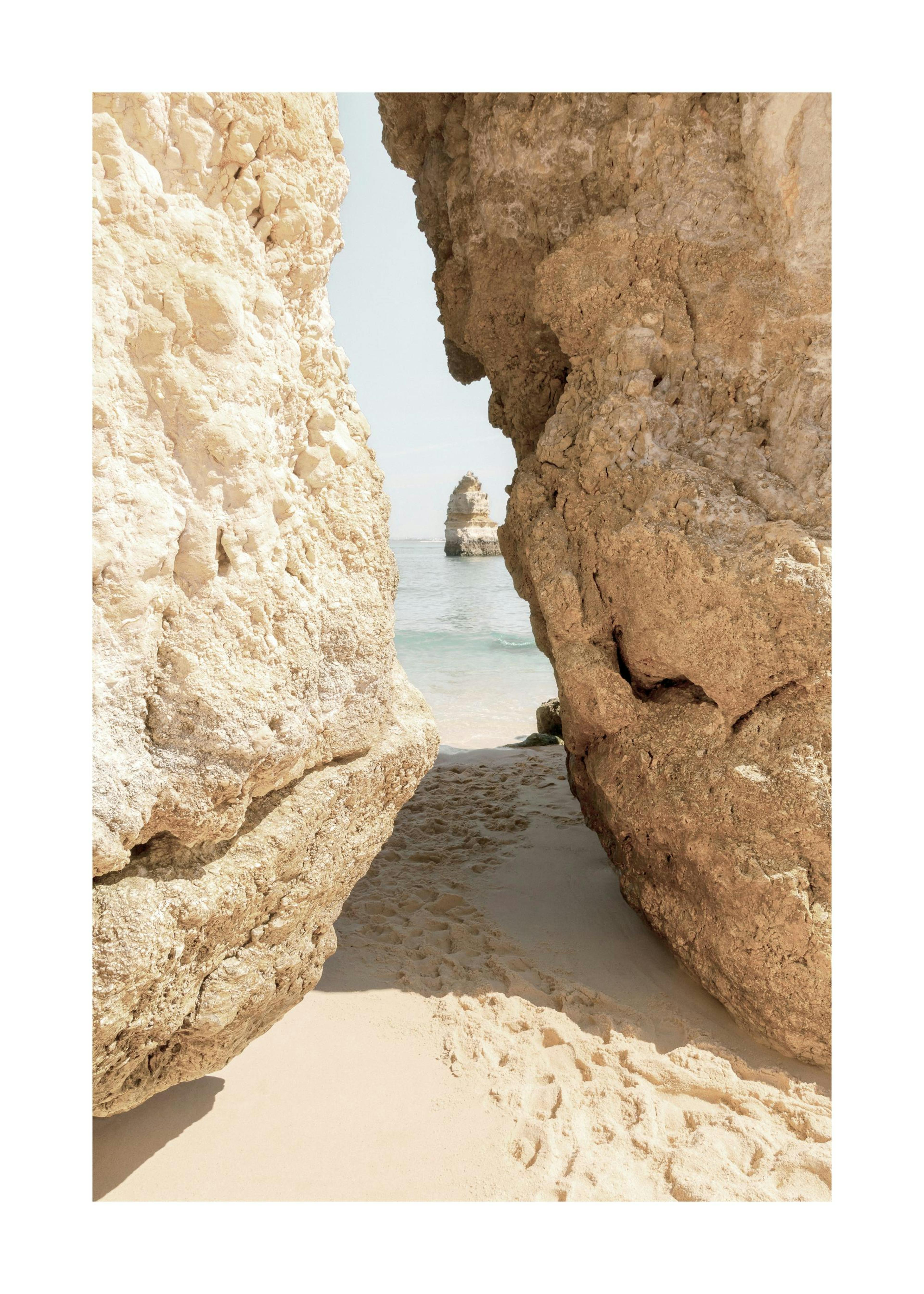 Poster scogliera Algarve con spiaggia sabbiosa e formazioni rocciose beige, mare blu e faraglioni sullo sfondo