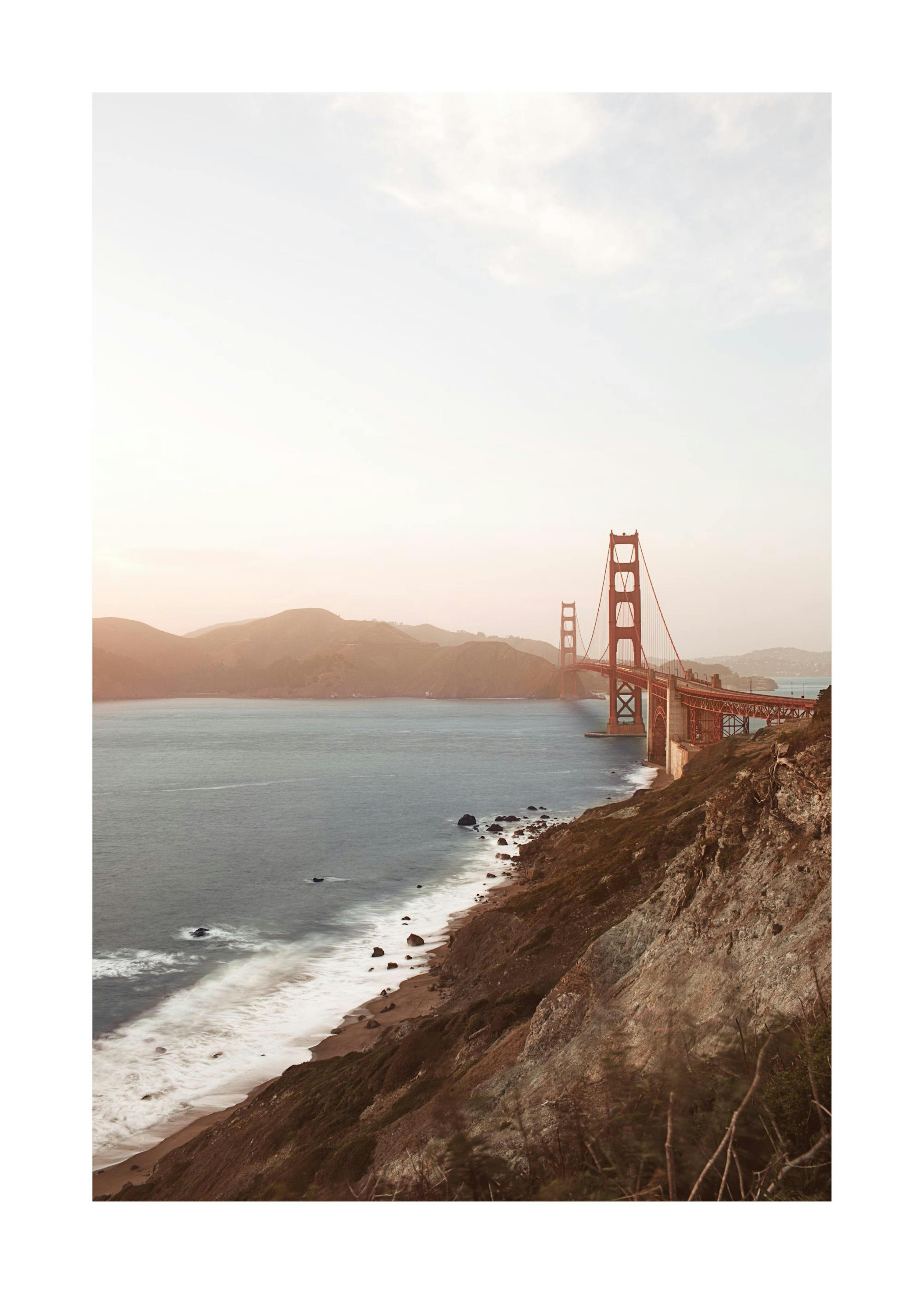 Golden Gate Bridge Poster: Fotografie der Golden Gate Bridge, aufgenommen vom Berg mit Meer und Küste im Vordergrund.