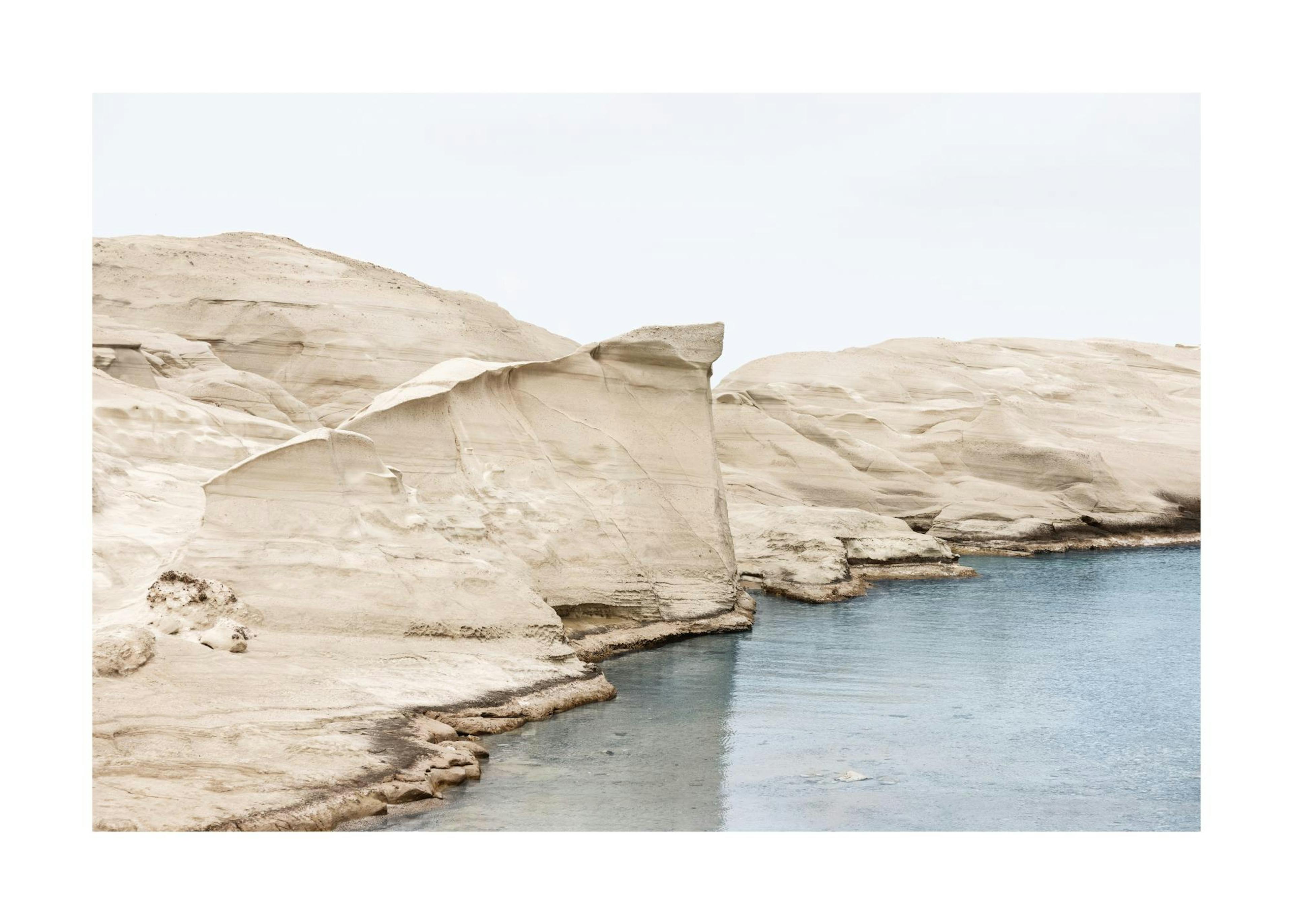 Cartel de paisaje lunar de Milos: Acantilados de roca blanca con texturas suaves y formaciones onduladas se encuentran con aguas