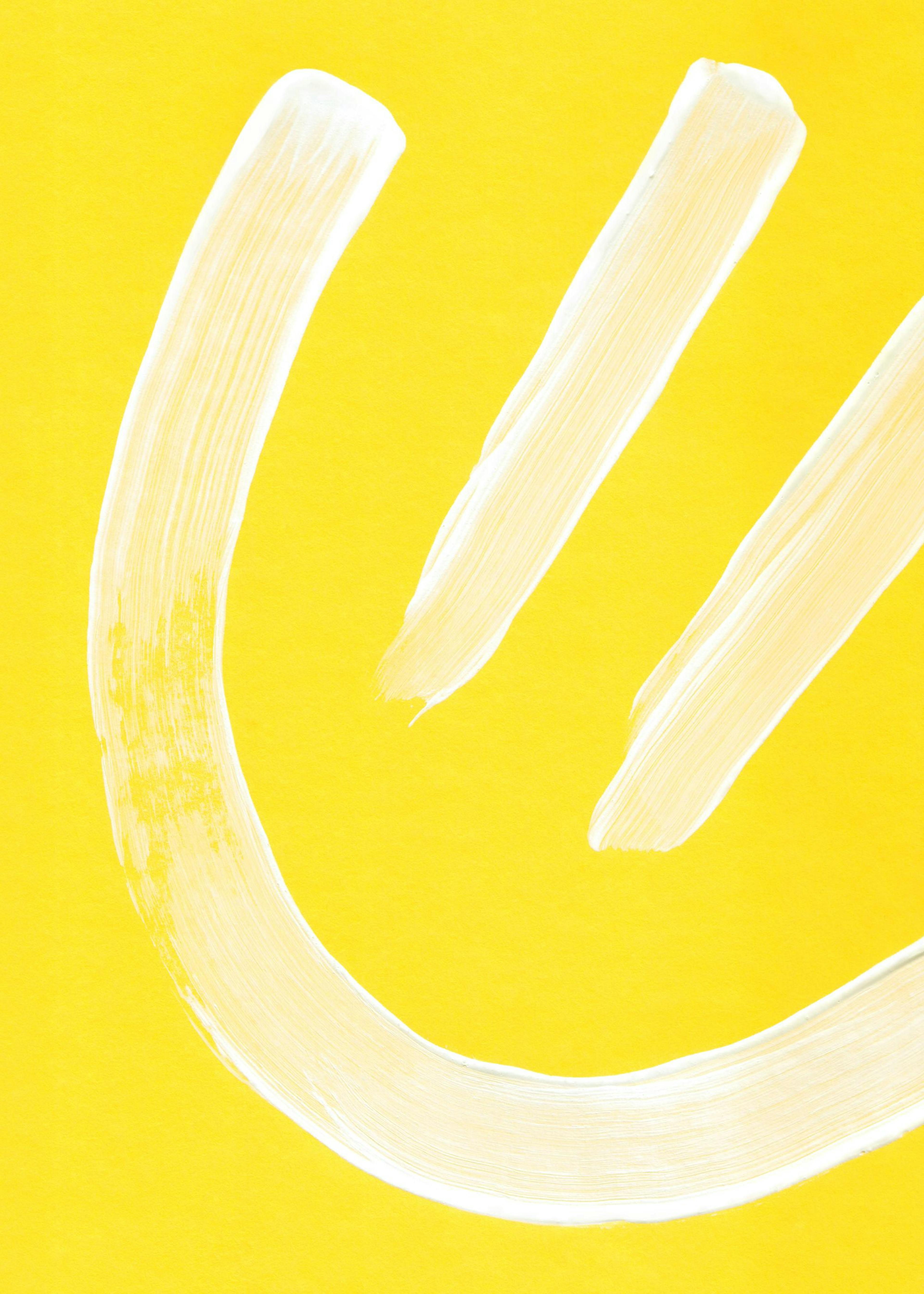 Gele smiley poster, wit geschilderde lachende mond en ogen op een heldere gele achtergrond, vrolijke kunstposter.