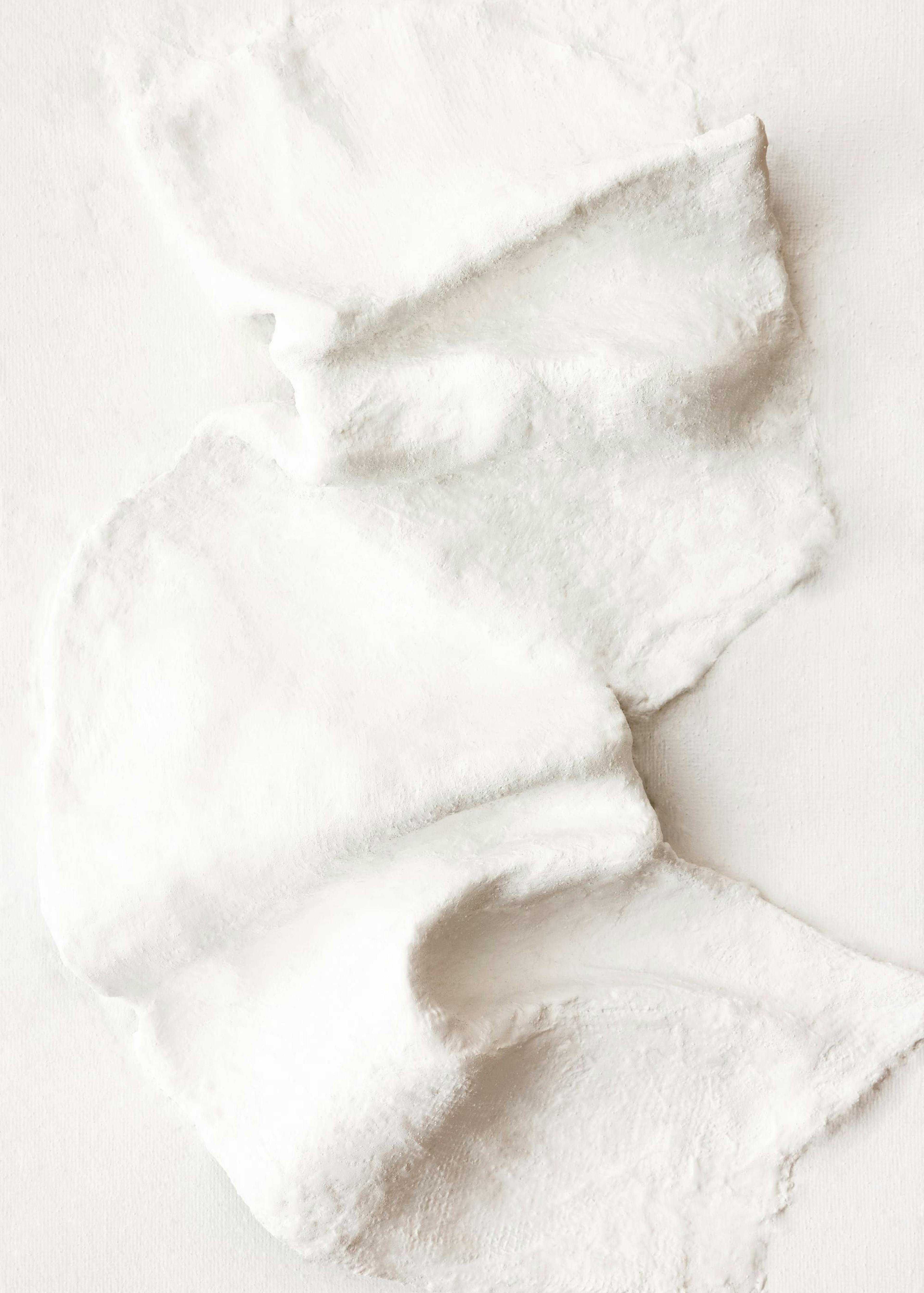 Witte, gesculpteerde pleistertextuur poster met 3D-effect voor een minimalistisch interieur.