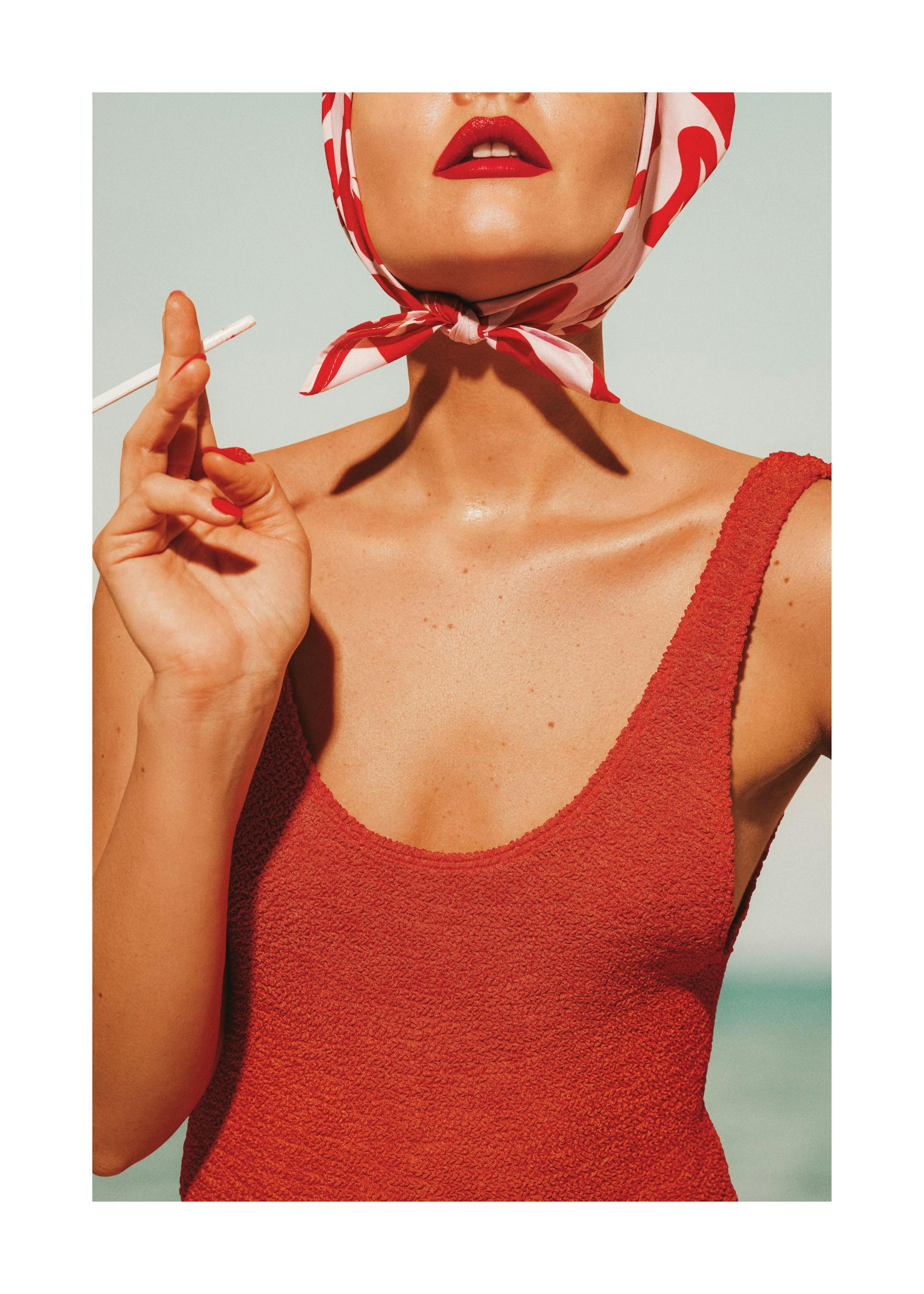 Poster Bella Donna: donna in costume rosso, foulard, rossetto rosso, stile anni 60, Costiera Amalfitana.