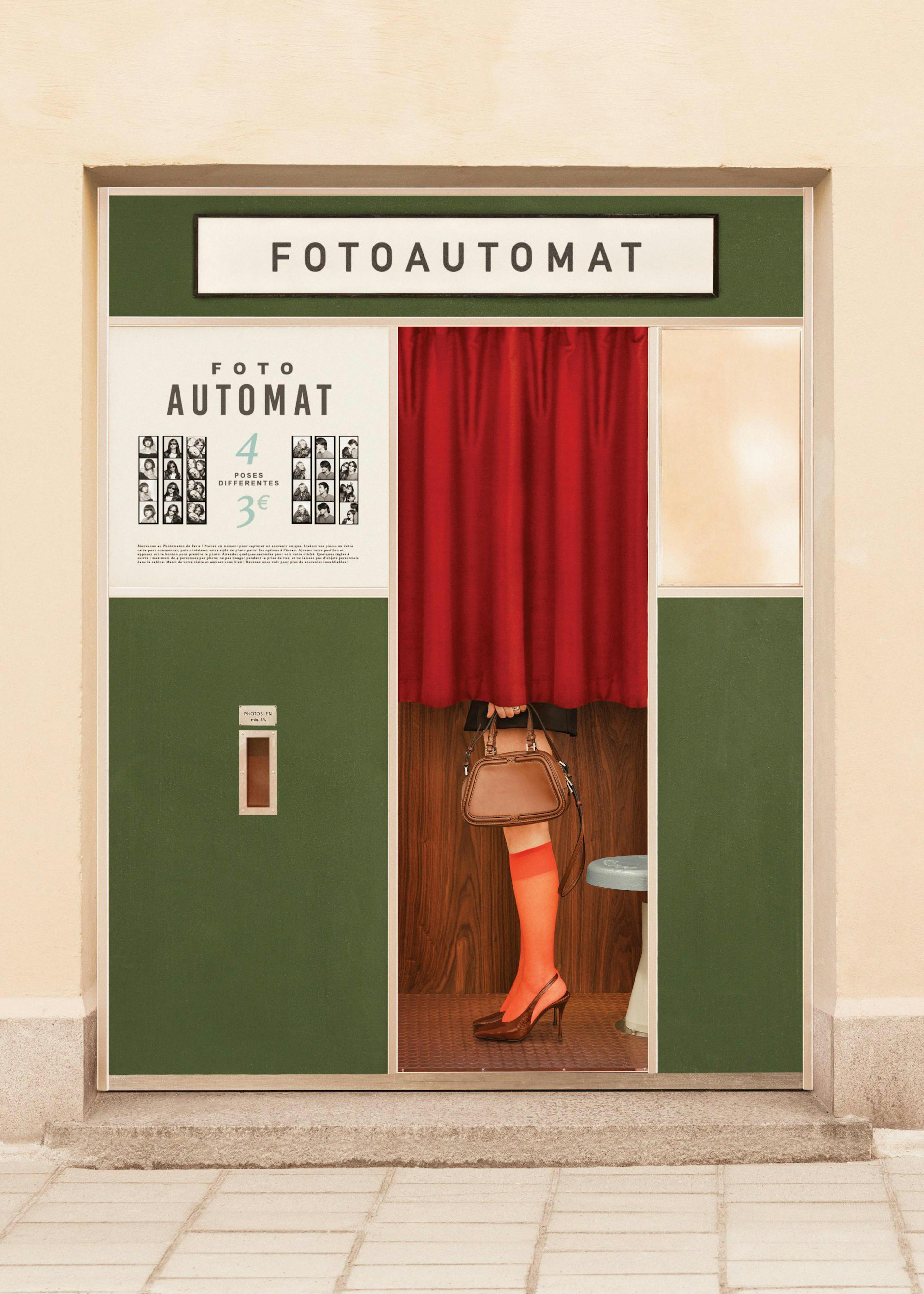 Affiche rétro dune femme en photomaton, avec rideau rouge et jambes visibles, chaussures à talons et sac à main.