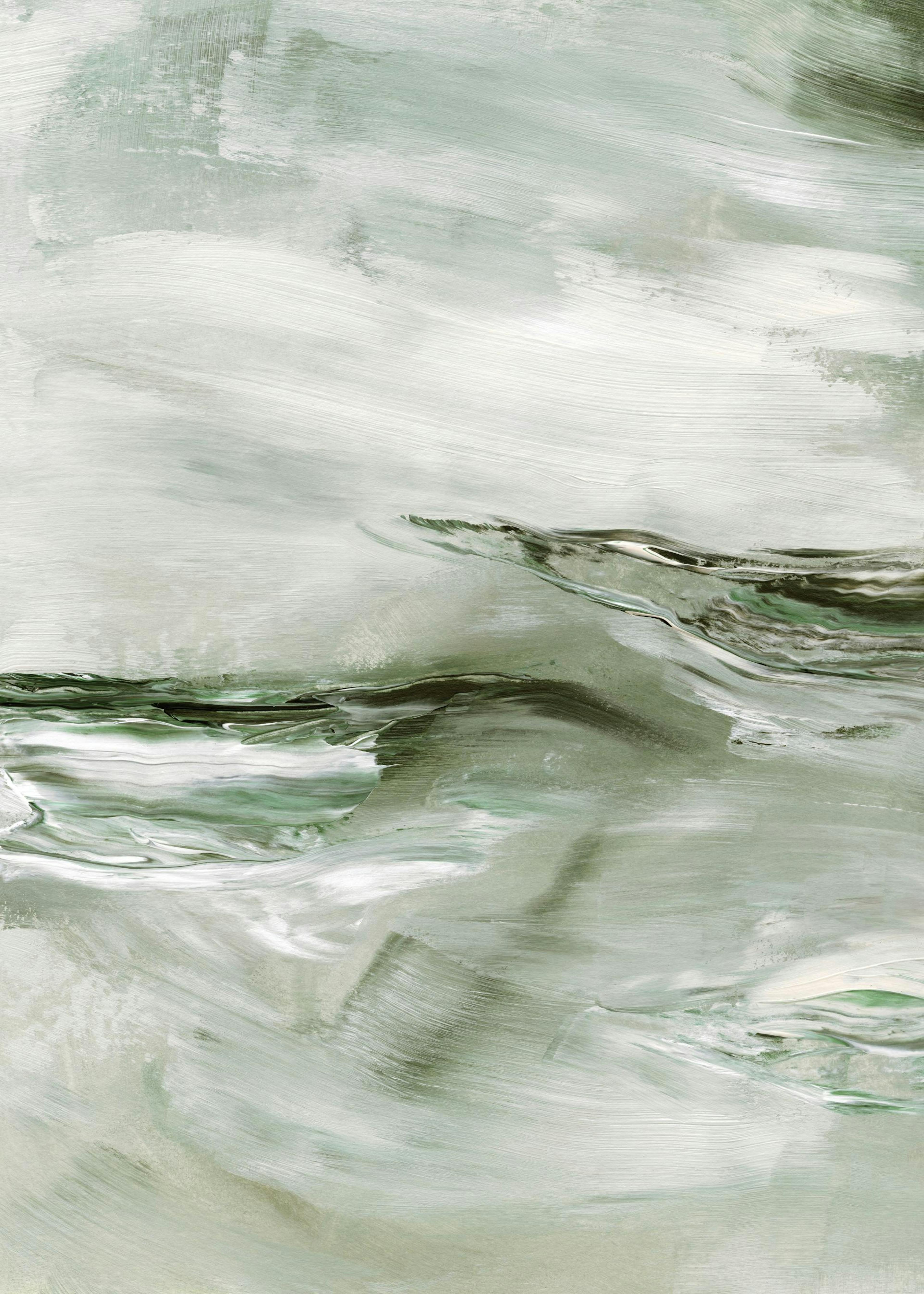 Poster met abstracte, golvende vormen in groen- en wittinten, hangend boven een houten tafel met decoratie.