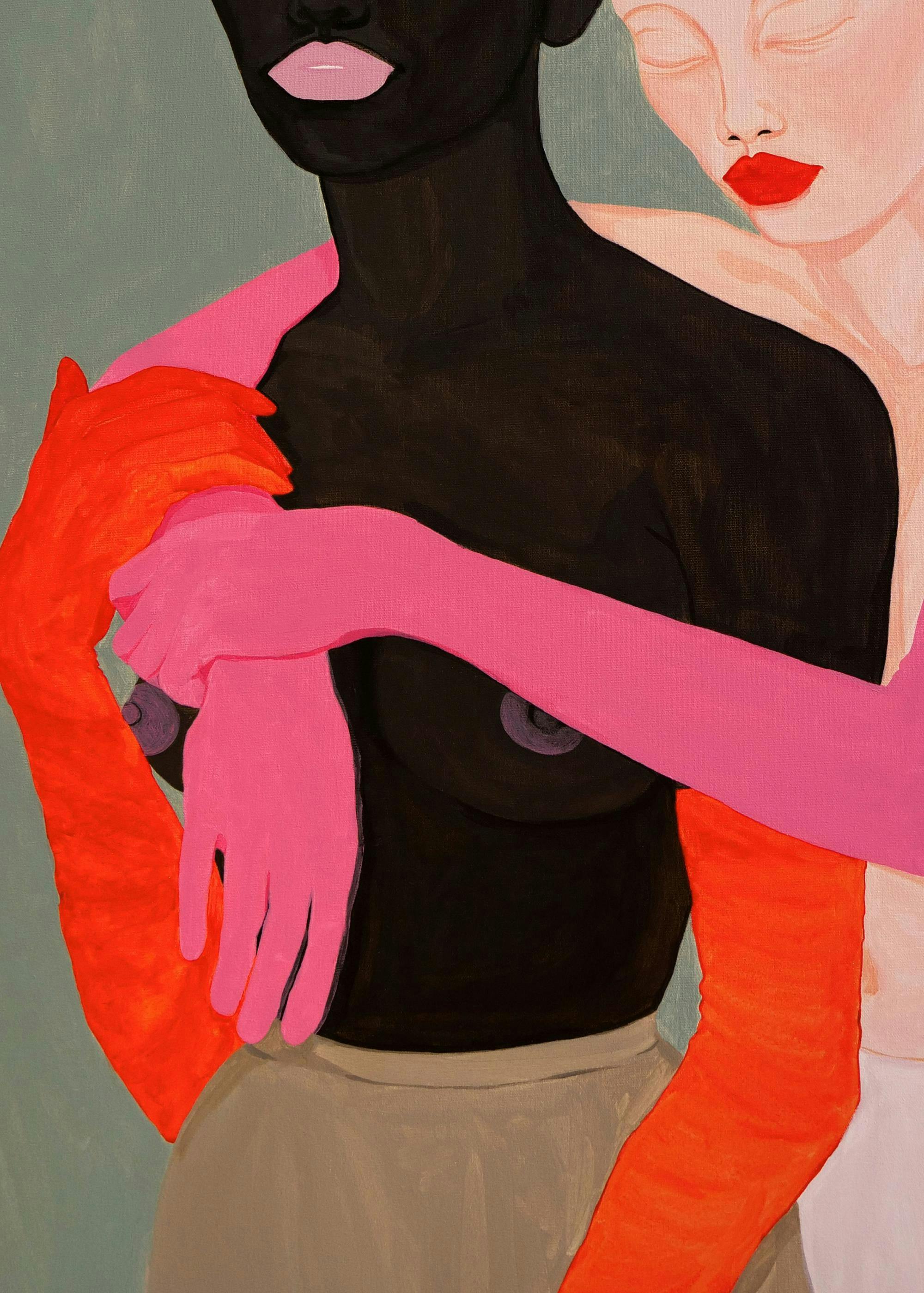 Póster de dos mujeres abrazándose, una de piel oscura y otra clara, con brazos en tonos vibrantes, sobre una pared en una sala.