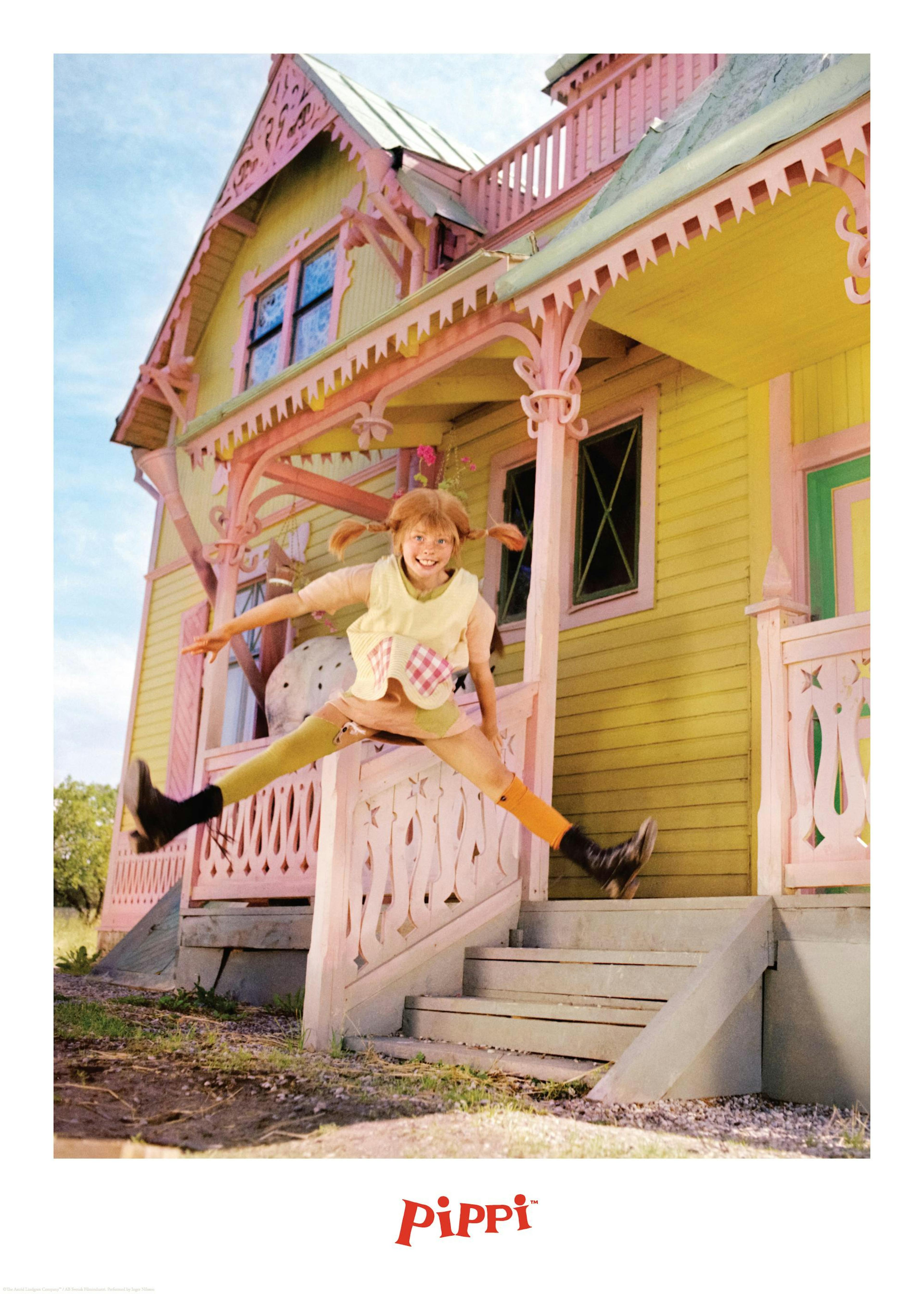 Pippi Calzelunghe salta davanti a Villa Villacolle, casa gialla e rosa, poster per bambini, atmosfera divertente e magica